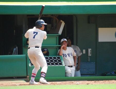 　ベンチで指揮を執る東洋大姫路・岡田龍生監督