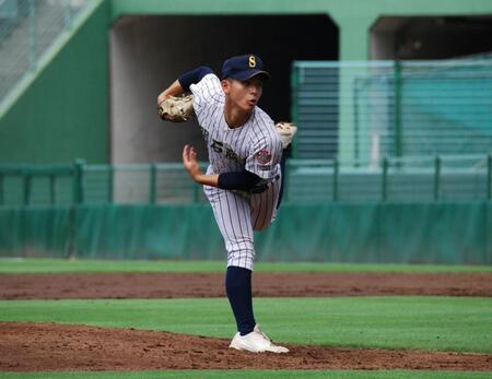 　先発して力投する明石商・石原