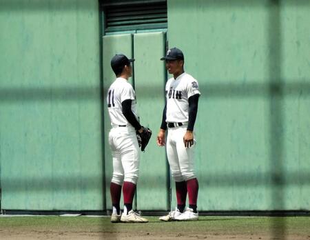 　先発の佐井川（左）に声がけする大阪桐蔭の主将・中野大虎
