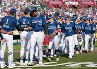 　新庄監督（１）らとタッチを交わす日本ハムナイン