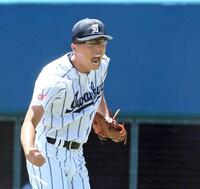 　８回のピンチを切り抜け、吠える岩倉・佐藤（撮影・石井剣太郎）