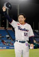 　広島にサヨナラ勝ちし、歓声に応える赤羽