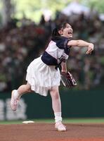 　セレモニアルピッチを務めた超ときめき♡宣伝部・菅田愛貴＝２１日