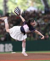 　セレモニアルピッチを務めた超ときめき♡宣伝部・菅田愛貴＝２１日