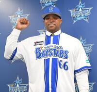 　入団会見で活躍を誓ったビシエド（撮影・伊藤笙子）