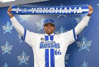 　入団会見でタオルを掲げるビシエド（撮影・伊藤笙子）