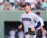 　厳しい表情でベンチに戻る２番手の横浜・片山大輔（撮影・石井剣太郎）