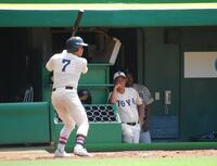 　ベンチで指揮を執る東洋大姫路・岡田龍生監督