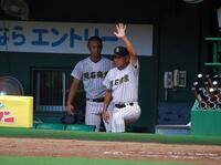 　ベンチで指揮を執る明石商・狭間監督