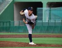 　先発して力投する明石商・石原