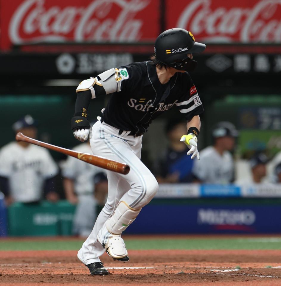 　３回、周東は左翼線に適時二塁打を放つ（撮影・佐々木彰尚）