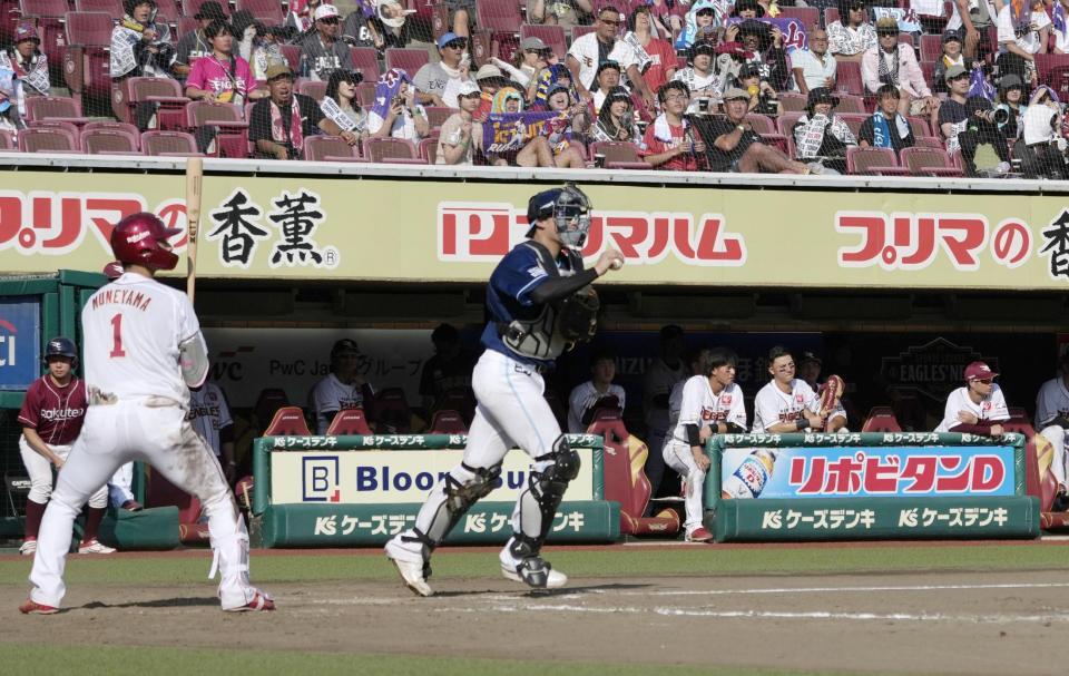 　９回、最終打者・宗山が空振りの三振に倒れ、３連敗を喫した楽天ナイン。日本ハムの捕手田宮