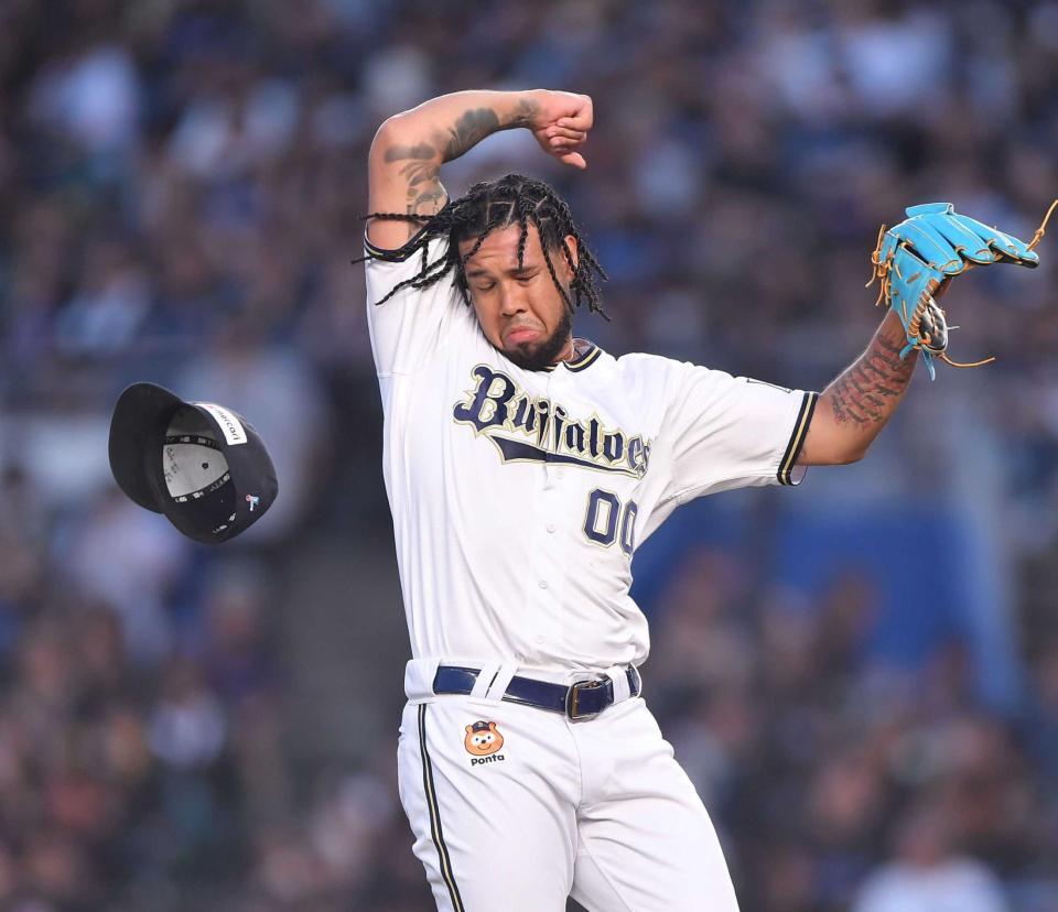 　６回、風で帽子が飛び顔を歪めるエスピノーザ（撮影・開出牧）