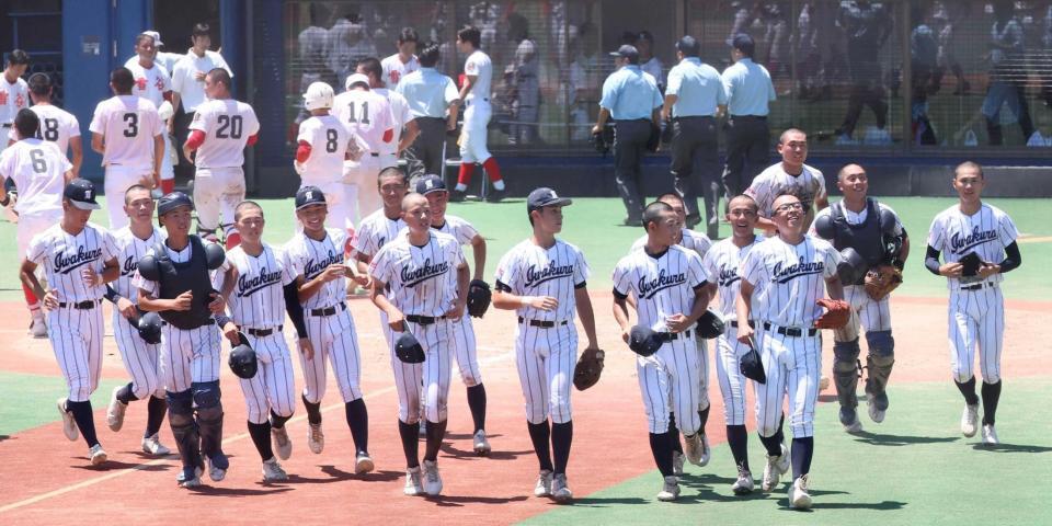 　試合に勝利し喜ぶ岩倉ナイン（撮影・石井剣太郎）