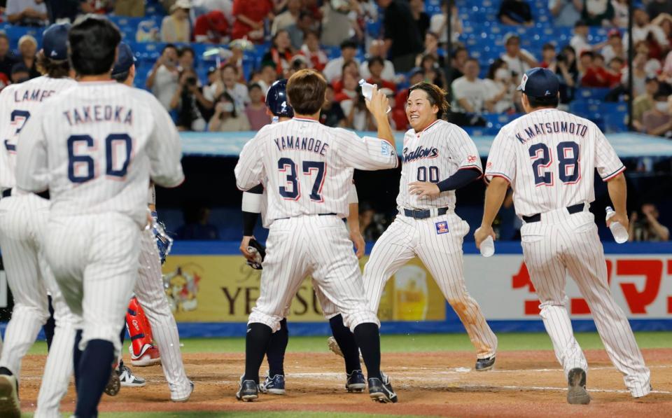 　９回、リプレー検証で逆転サヨナラ３ランが認められ、本塁に向かう赤羽（右から２人目）