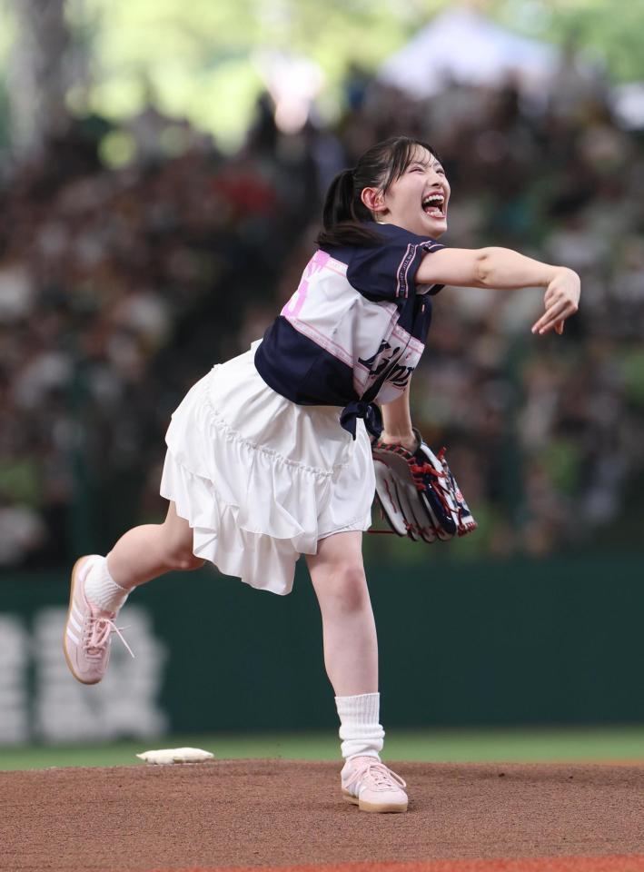 　セレモニアルピッチを務めた超ときめき♡宣伝部・菅田愛貴＝２１日