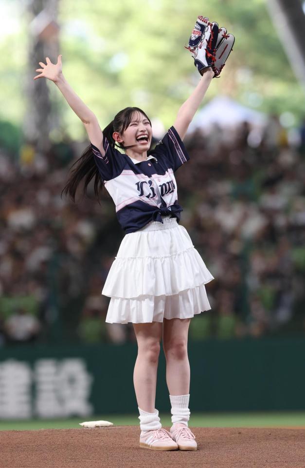 　セレモニアルピッチを務めた超ときめき♡宣伝部・菅田愛貴＝２１日