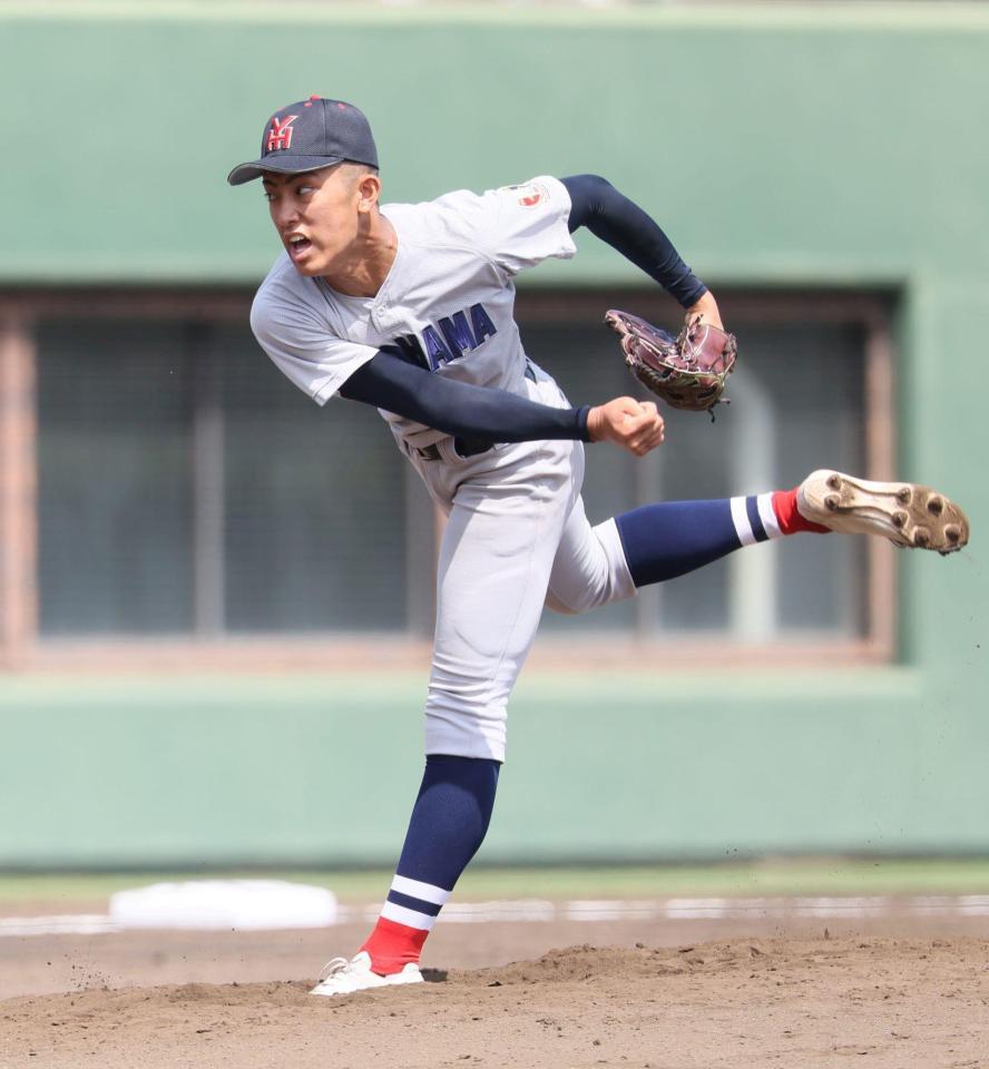 　力投する横浜・織田翔希（撮影・石井剣太郎）