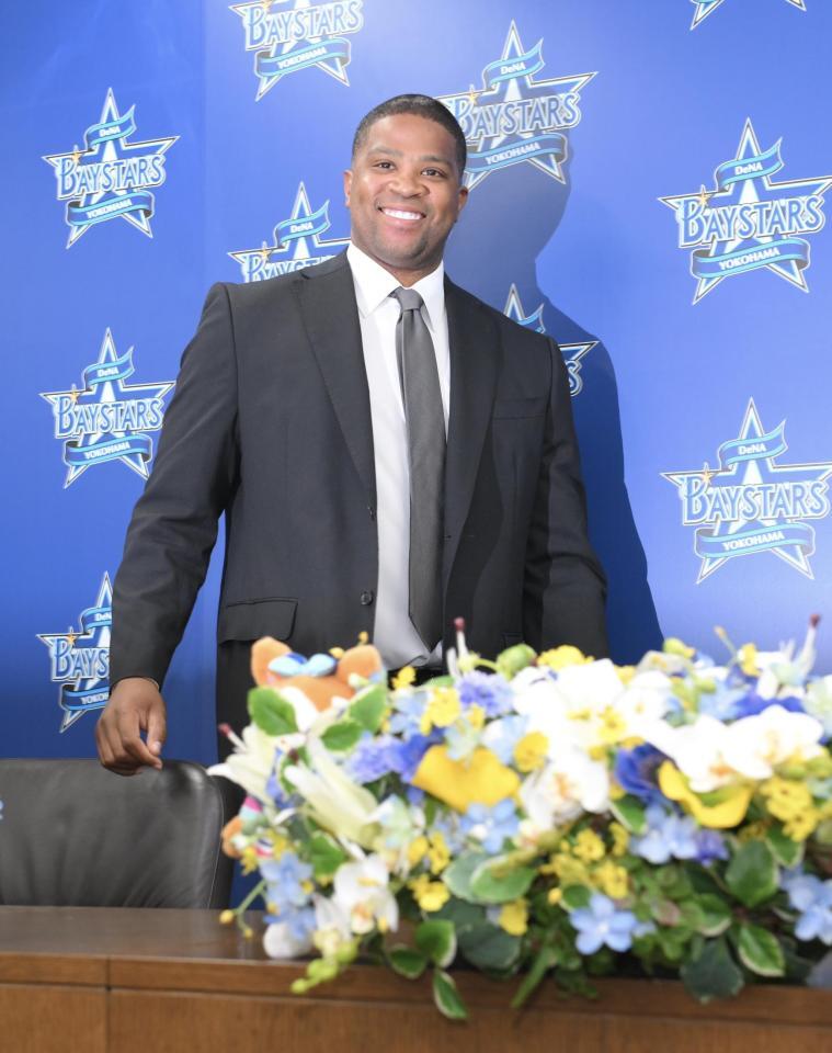 　入団会見に笑顔で登場したビシエド（撮影・伊藤笙子）