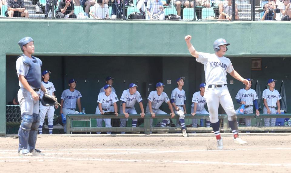　サヨナラ負けした平塚学園ナイン（撮影・石井剣太郎）