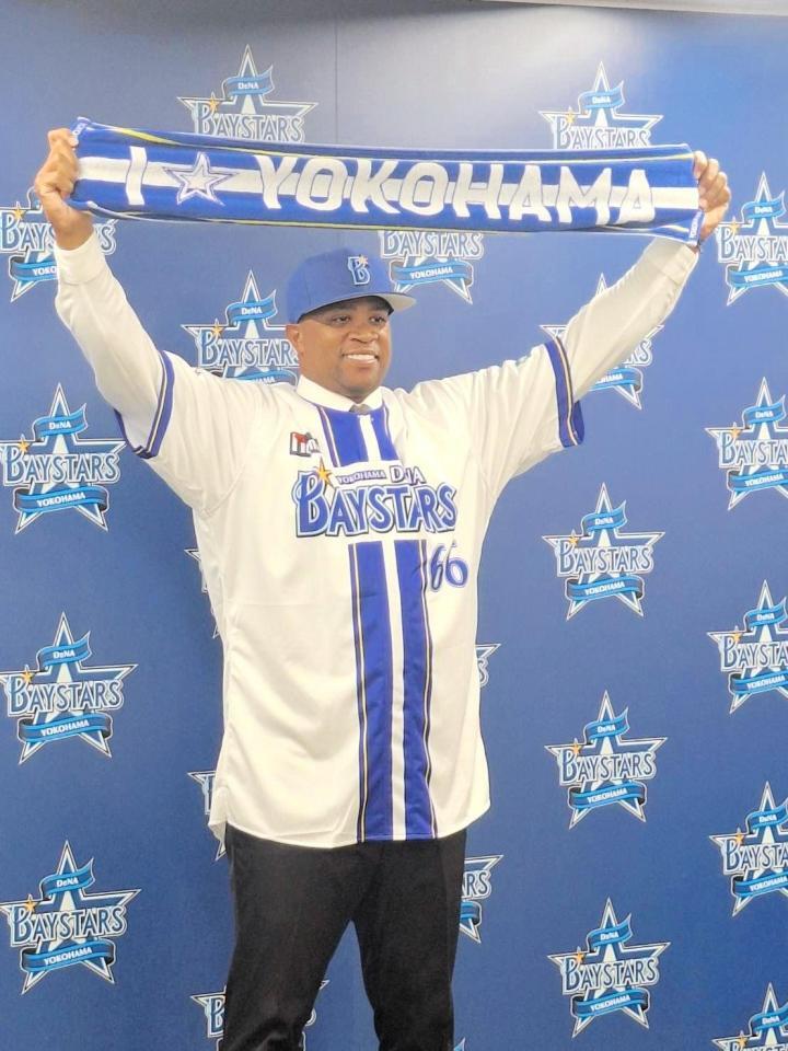 　入団会見に臨んだビシエド