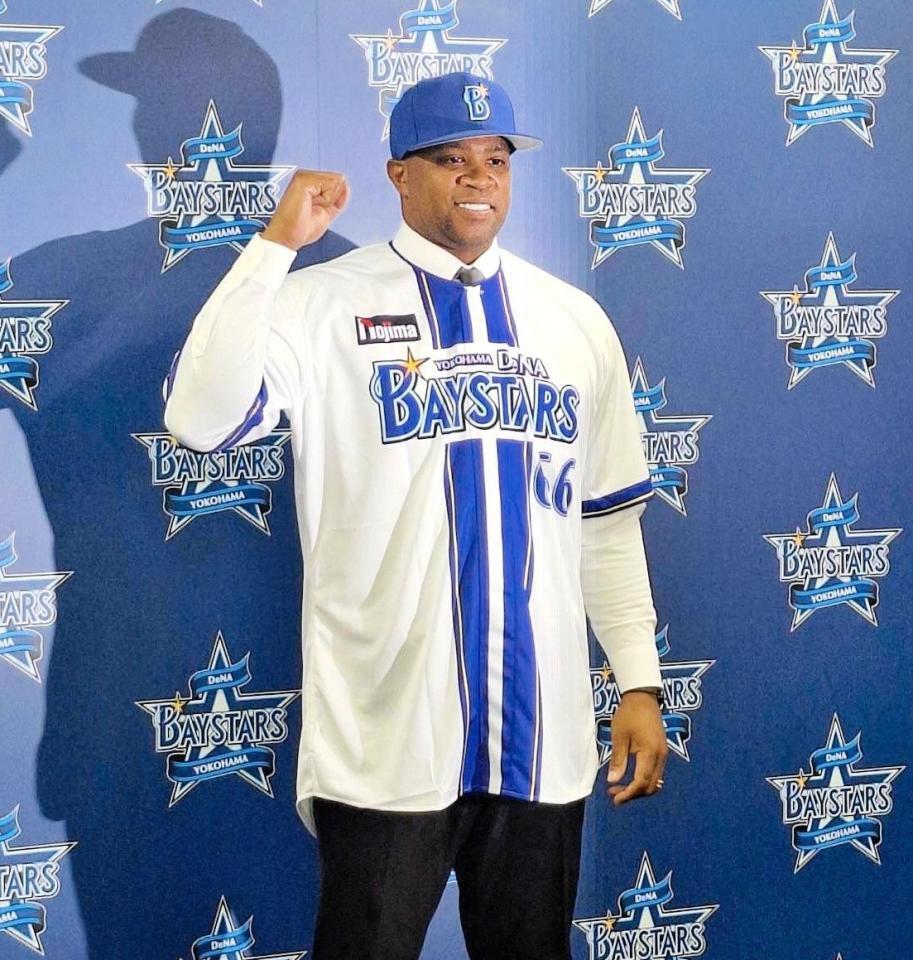 　入団会見に臨んだビシエド