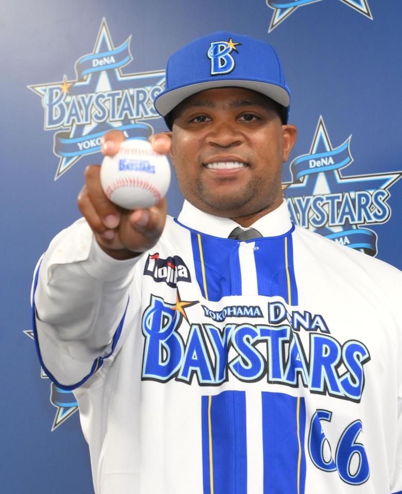 　入団会見に臨んだビシエド（撮影・伊藤笙子）