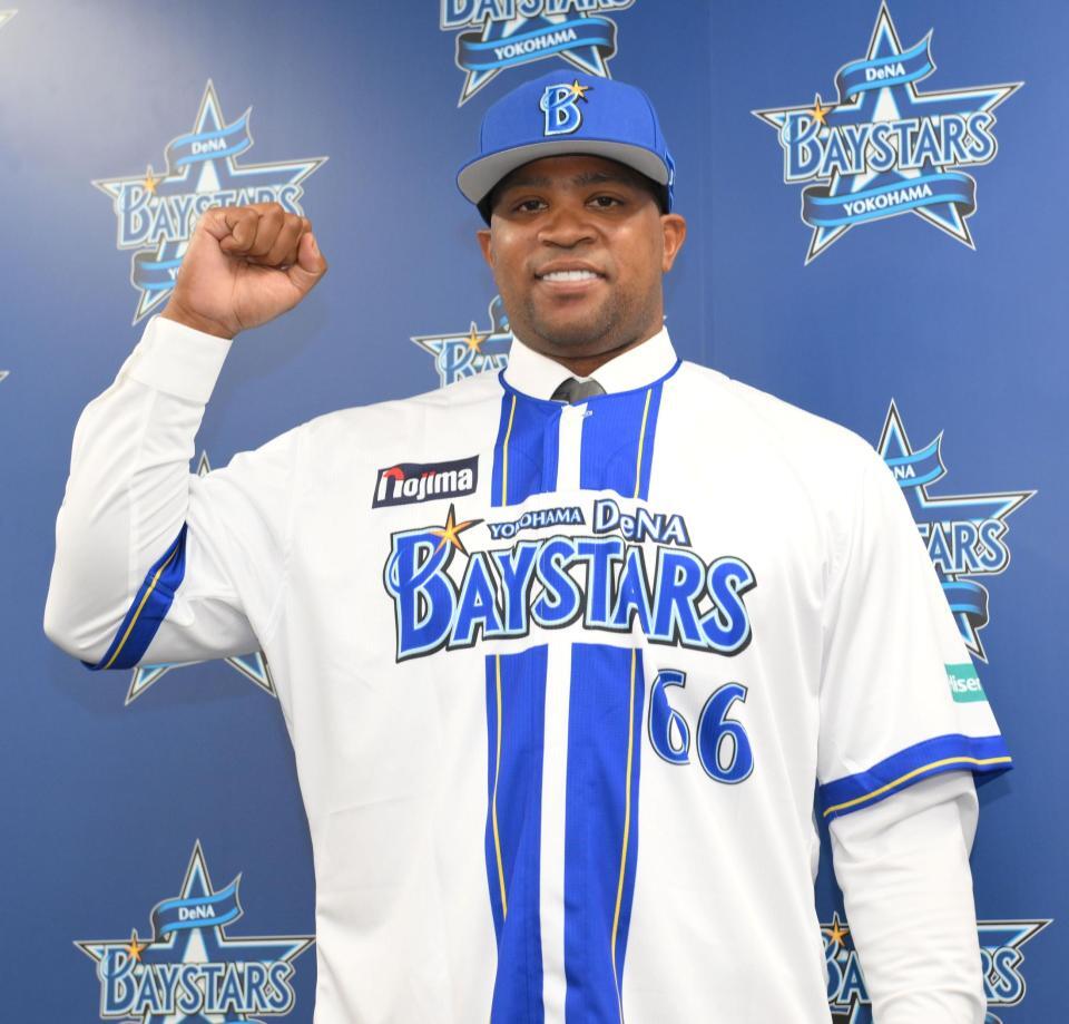 　入団会見で活躍を誓ったビシエド（撮影・伊藤笙子）