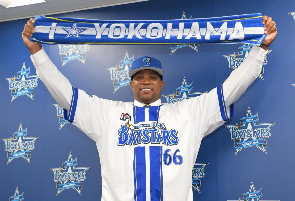 　入団会見でタオルを掲げるビシエド（撮影・伊藤笙子）