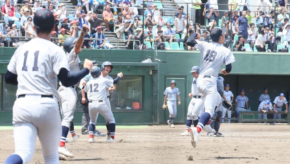 　試合に勝利し喜ぶ横浜ナイン（撮影・石井剣太郎）