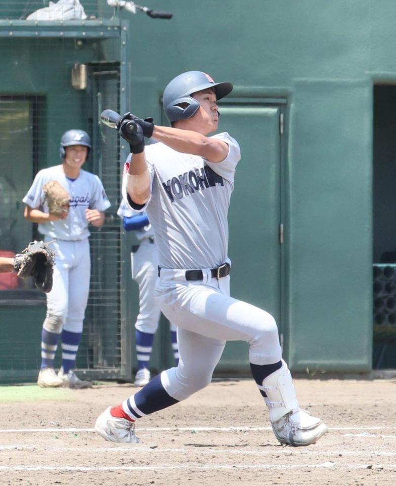 　９回、適時二塁打を放つ横浜・阿部葉太（撮影・石井剣太郎）