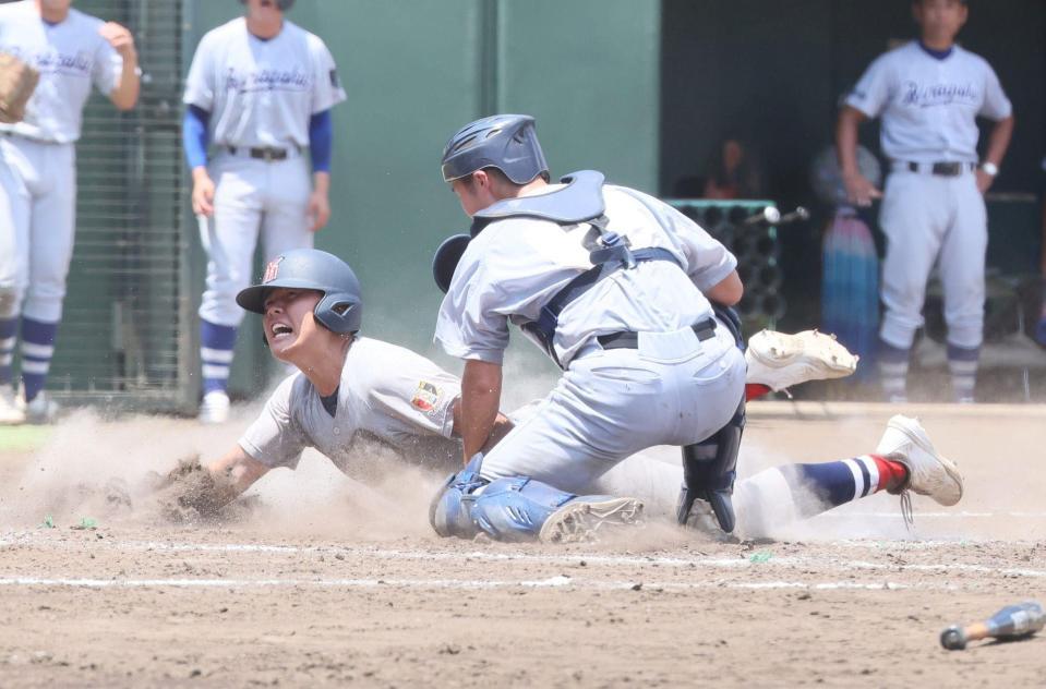 　９回、走塁死する二塁走者の横浜・駒橋優樹（撮影・石井剣太郎）
