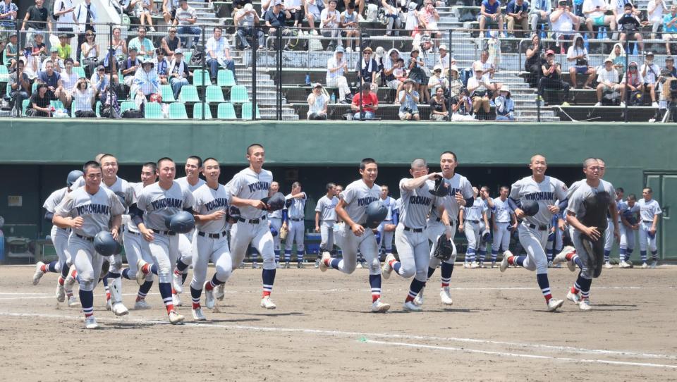 　試合に勝利し駆け出す横浜ナイン（撮影・石井剣太郎）