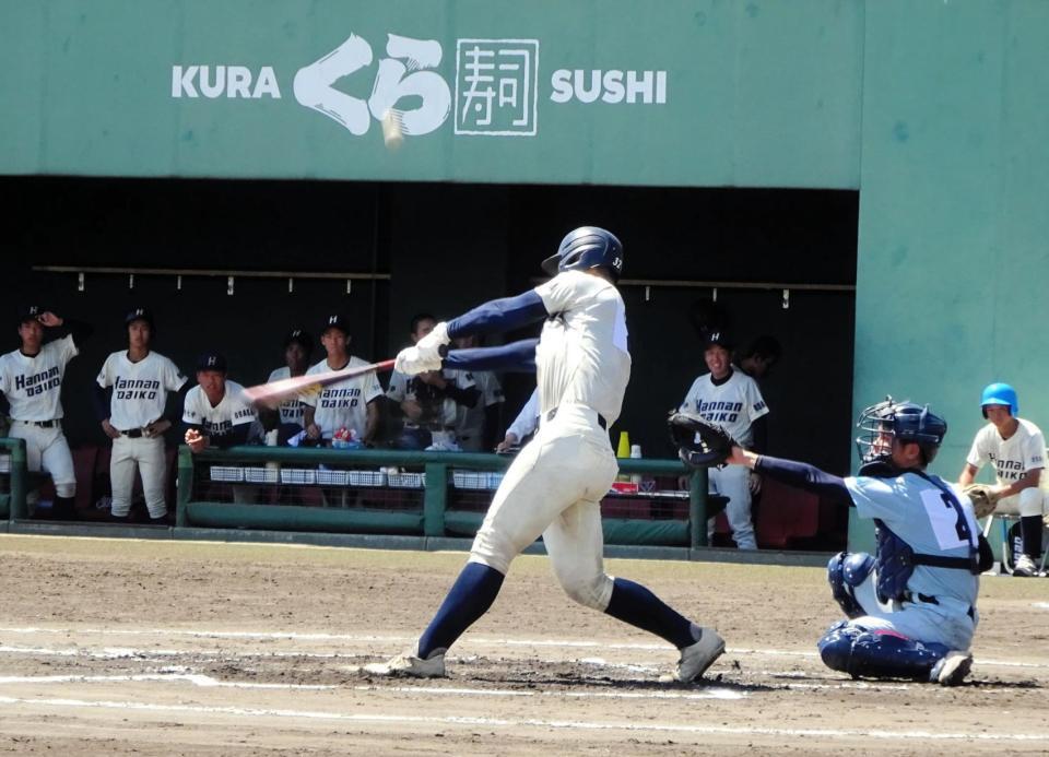 　同点本塁打を放った阪南大高・山田陸空