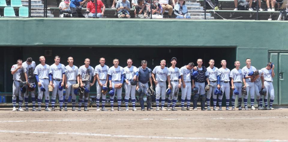 　試合に敗れ落胆する平塚学園ナイン（撮影・石井剣太郎）