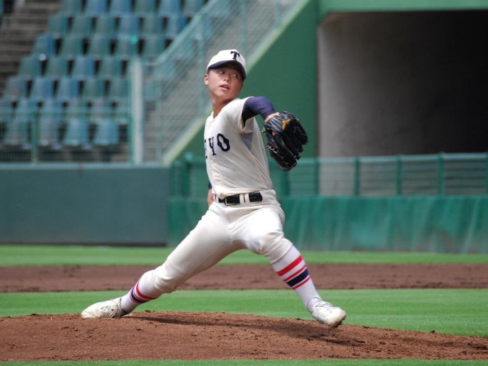 　先発して力投する東洋大姫路・木下