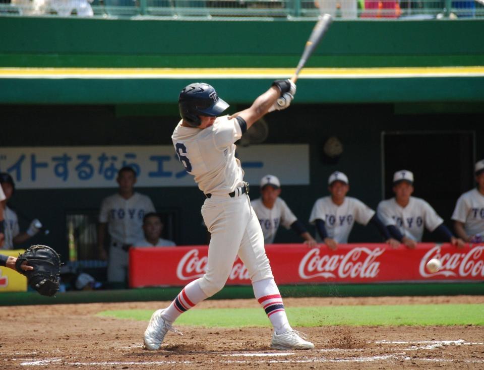 　鋭いスイングを繰り出す東洋大姫路・高畑