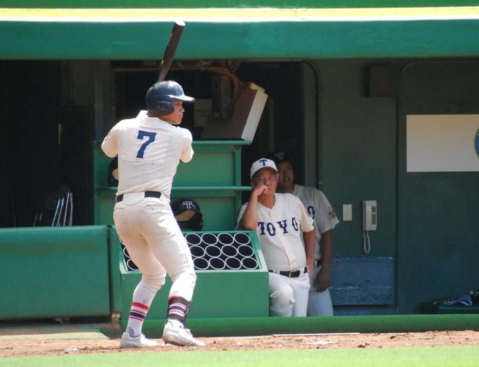 　ベンチで指揮を執る東洋大姫路・岡田龍生監督