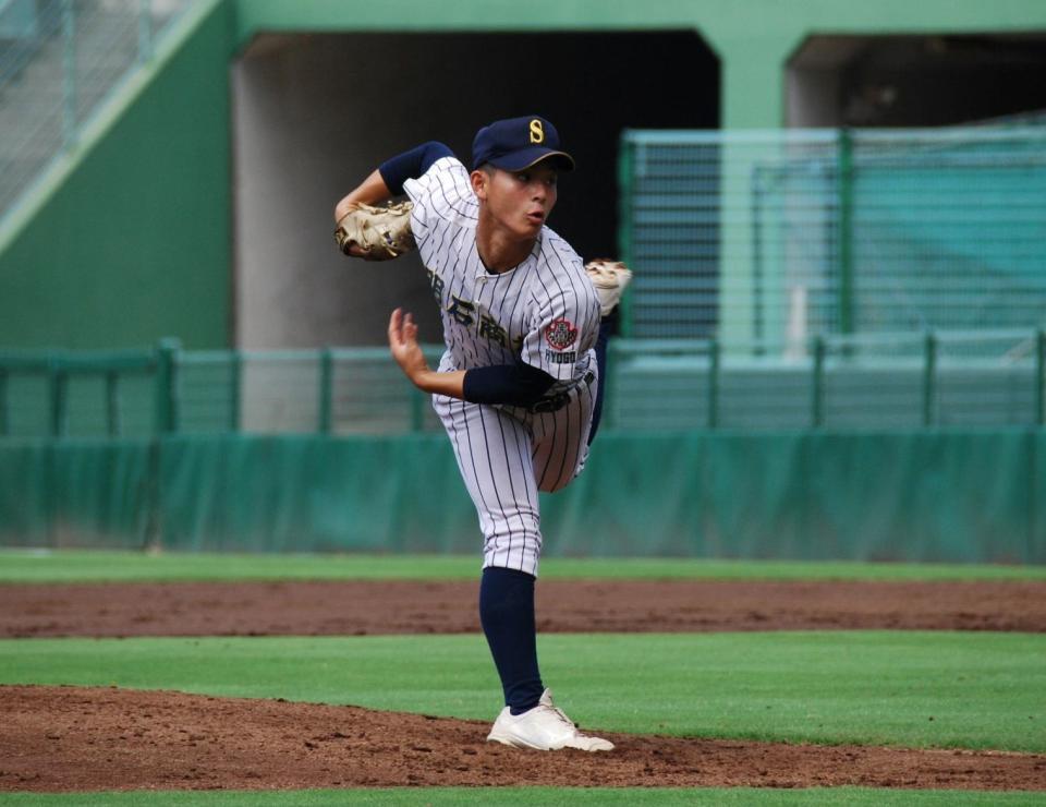 　先発して力投する明石商・石原