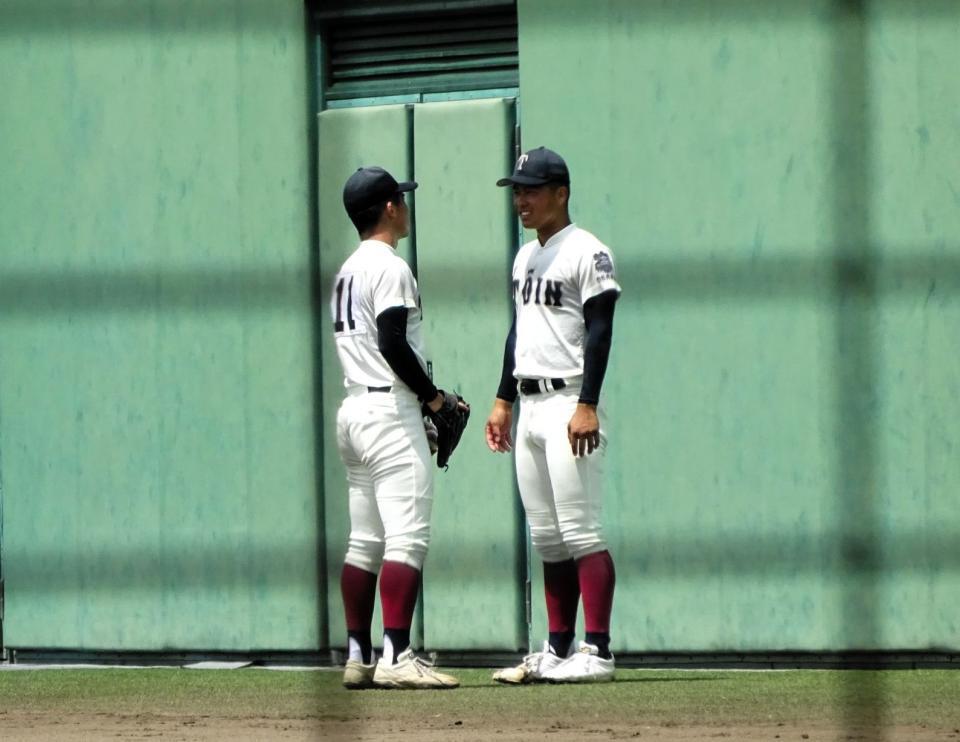 　先発の佐井川（左）に声がけする大阪桐蔭の主将・中野大虎