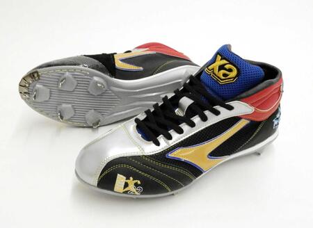 　九里が球宴で使用するスパイク（ザナックス社提供）