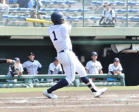 　１回、中堅へ二塁打を放つ幸福の科学学園・エミール