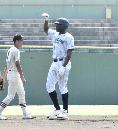 　１回、二塁打を放った幸福の科学学園・エミール