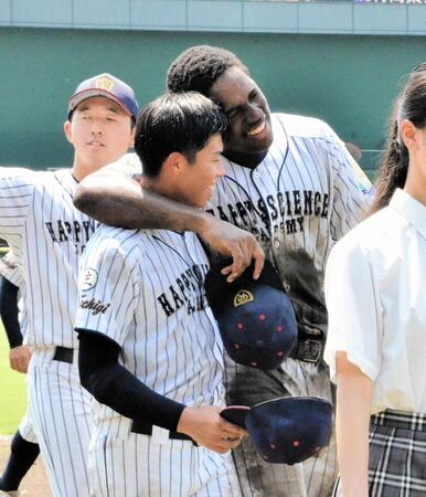 　幸福の科学学園は準々決勝で敗退。試合後、主将・田中（左）を抱き寄せるエミール