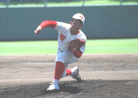 　先発して力投する智弁和歌山・渡辺