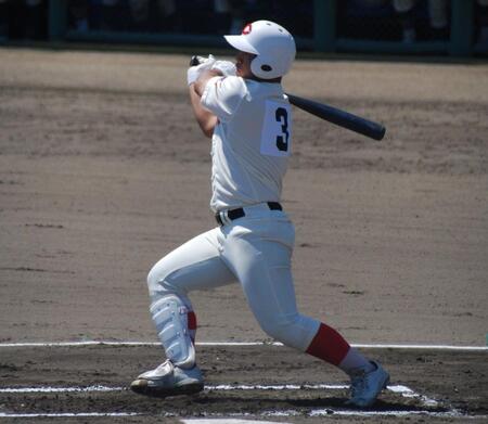 　６回、中犠飛を放つ智弁和歌山・荒井