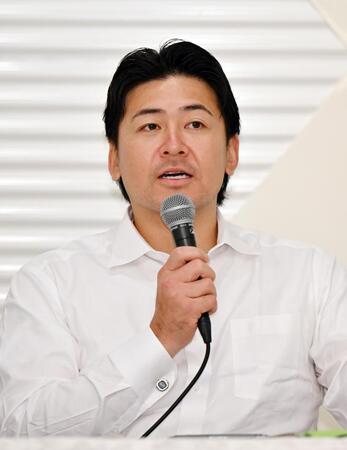 　日本プロ野球選手会の臨時大会を終え、記者会見する会沢会長