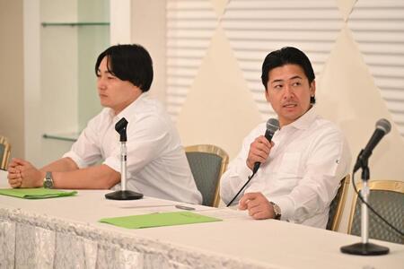 　日本プロ野球選手会の臨時大会後に記者会見する丸理事長（左）と会沢会長