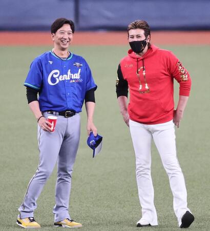 【写真】新庄監督と藤川監督の２人が超いい笑顔で談笑！球宴の雰囲気最高やん