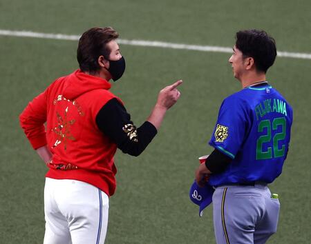 　練習中、新庄監督（左）は藤川監督と談笑する（撮影・山口登）